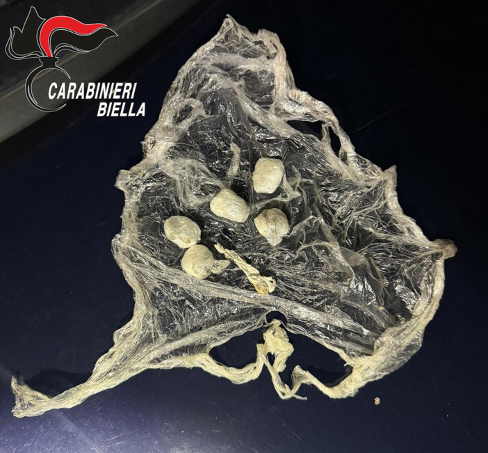 Biella, nasconde droga in bocca durante un controllo e tenta la fuga: denunciato 39enne Biella, nasconde droga in bocca durante un controllo e tenta la fuga: denunciato 39enne
