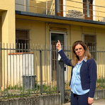 Il sindaco Teresa Ottino, di fronte alla Caserma Il sindaco Teresa Ottino, di fronte alla Caserma