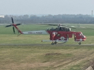 L'Erickson S-64F torna a solcare i cieli del Biellese, è all'aeroporto di Cerrione (foto dalla pagina Facebook di Aeroporto Pietro Venanzi Biella)
