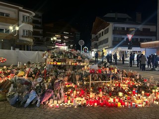 Crans-Montana, Martigny ricorda le 40 vittime: Mattarella incontra i familiari di Elsa e Leonardo