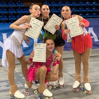 Nella foto da sinistra a destra: Recupero Maria Elena, Monfrecola Alessandra e Paraggio Annarita, accovacciata Recupero Lucrezia