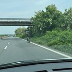 Ciclista sulla superstrada verso Cossato, la segnalazione di un lettore