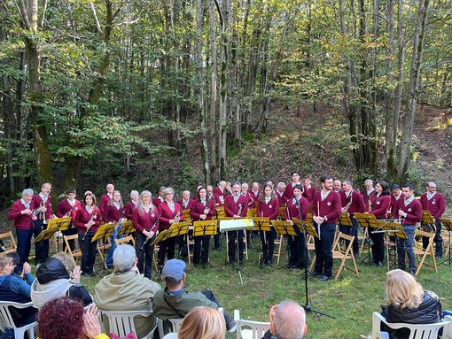 Tante persone in Valsessera per il magico concerto nei boschi del Rifugio Moglietti (foto di Ermanno Orsi)