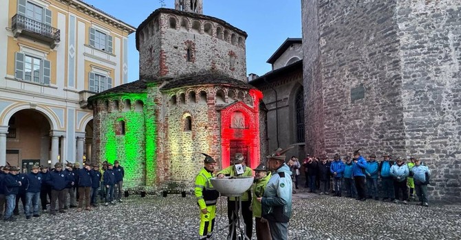 A Biella sfilano gli Alpini per il Campionato Nazionale ANA di Slalom, acceso il tripode davanti al Battistero (servizi di Davide Finatti e Mattia Baù per newsbiella.it)