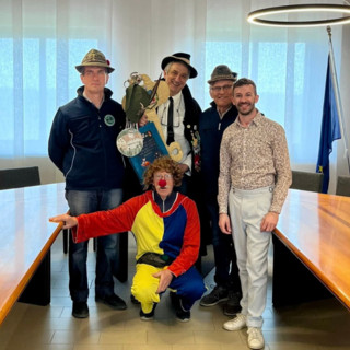 Arriva il Carnevale a Castelletto Cervo, consegna della chiave del paese alla maschera (foto dalla pagina Facebook di Comune di Castelletto Cervo) Arriva il Carnevale a Castelletto Cervo, consegna della chiave del paese alla maschera (foto dalla pagina Facebook di Comune di Castelletto Cervo)