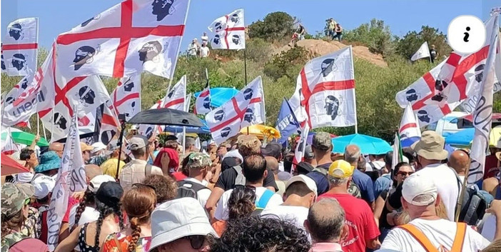 “Cala Finantzia”: la poesia di Nicola Loi e la vittoria di un popolo unito, Sardi sotto le insegne dei Quattro Mori in difesa di Cala Finanza