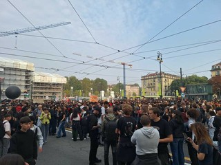 Dalle occupazioni alla piazza: gli studenti torinesi alzano la voce contro il governo Meloni Dalle occupazioni alla piazza: gli studenti torinesi alzano la voce contro il governo Meloni