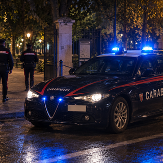 Biella, rissa a suon di bottigliate: è l'ennesimo episodio ai giardini di via Friuli - Immagine generata con IA