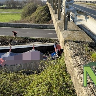 Camion finisce fuori strada e si ribalta in Superstrada (servizio di Mauro Benedetti per newsbiella.it)