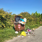 Quaregna Cerreto, cassonetto colmo e rifiuti a terra Quaregna Cerreto, cassonetto colmo e rifiuti a terra