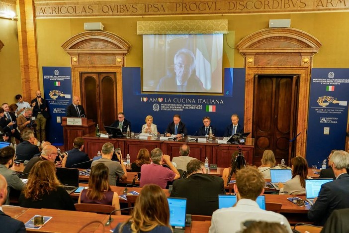 Al via la nuova edizione della Carta Dedicata a Te: 1.000 euro per le famiglie Al via la nuova edizione della Carta Dedicata a Te: 1.000 euro per le famiglie