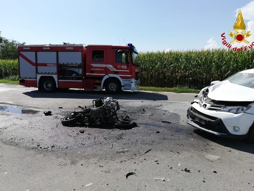 Dal nord ovest: Motociclista si scontra con auto, mezzo in fiamme e ricovero in ospedale