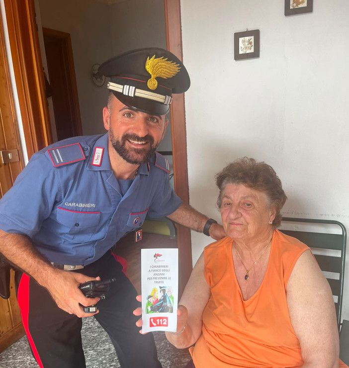 In foto, il Maresciallo Ordinario Fabio Rotolo, Comandante della Stazione Carabinieri di Crevacuore, unitamente alla donna.