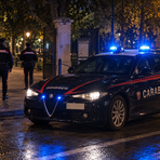 Biella, rissa a suon di bottigliate: è l'ennesimo episodio ai giardini di via Friuli - Immagine generata con IA Biella, rissa a suon di bottigliate: è l'ennesimo episodio ai giardini di via Friuli - Immagine generata con IA