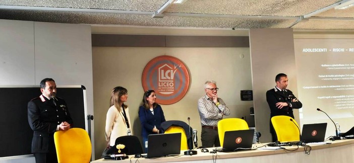 Legalità e prevenzione, grande partecipazione all’incontro dei Carabinieri al Liceo del Cossatese e Valle Strona