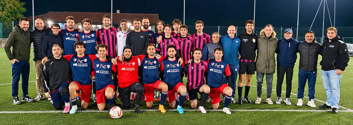 Nell’immagine, atleti e dirigenti di Su Nuraghe-Pizza Flash e F.C. Galileo prima del fischio d’inizio