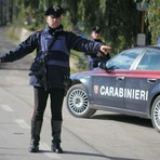 Non si ferma all'alt dei Carabinieri a Valdilana, poi abbandona l'auto e fugge a piedi (foto di repertorio)