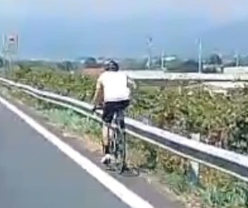 Follia lungo la superstrada, ciclista tra Valdengo e Vigliano