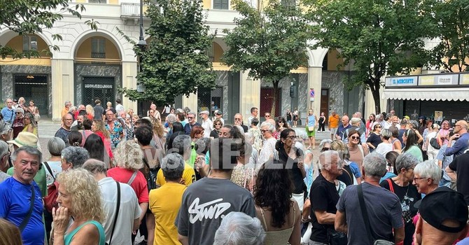 "Giù le mani dai ciliegi": a Biella cittadini in piazza contro il progetto agli Zumaglini FOTO e VIDEO Massimo Giacobbe per newsbiella.it "Giù le mani dai ciliegi": a Biella cittadini in piazza contro il progetto agli Zumaglini FOTO e VIDEO Massimo Giacobbe per newsbiella.it