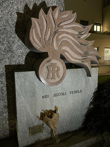 Biella si unisce al dolore dell’Arma: un omaggio floreale per i Carabinieri caduti nell’esplosione di Verona