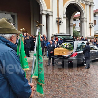 Il cappello alpino, i labari in piazza, una comunità in lutto: l’ultimo addio di Cossato ad Alessandro Piccolo