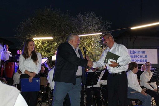 Zimone, un concerto e una cena in piazza per festeggiare i 20 anni di direzione del maestro Cristiano Migazzo (foto dalla pagina Facebook di Unione Musicale Zimonese)