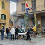 La castagnata degli Alpini scalda Campiglia Cervo e arriva anche sui banchi di scuola FOTO La castagnata degli Alpini scalda Campiglia Cervo e arriva anche sui banchi di scuola FOTO