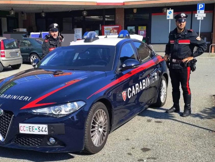 Cossato, tenta il furto al supermercato e aggredisce il vigilante con un pugno in faccia