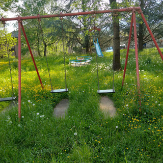 Biella, Cossila San Grato, un lettore: "Aree gioco per i bambini sono invase dalle erbacce"