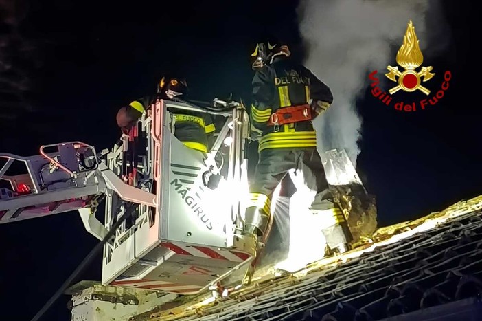 Vercelli, camino in fiamme, intervengono i Vigili del Fuoco con l'autoscala