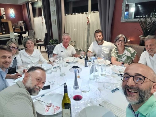 Sorrisi, ricordi, un brindisi e una foto di rito: a Biella reunion per gli ex alunni del Piazzo Sorrisi, ricordi, un brindisi e una foto di rito: a Biella reunion per gli ex alunni del Piazzo