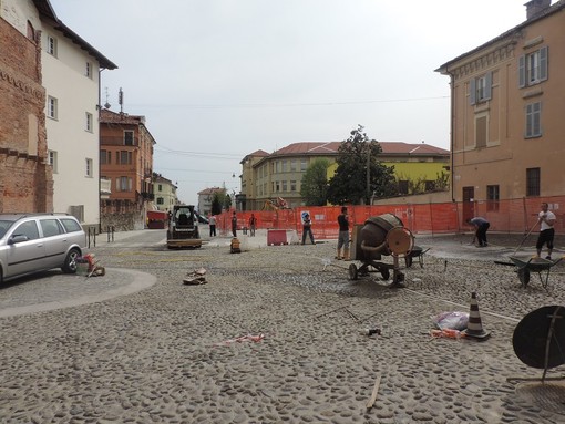 Riaperta la circolazione in piazza Cossato