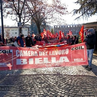 Biella, CGIL in corteo contro il &quot;bilancio ingiusto&quot; FOTO e VIDEO Mattia Baù per newsbiella.it