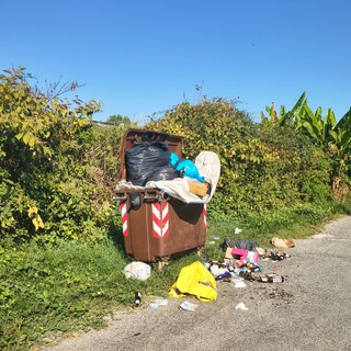 Valdengo, cassonetto colmo e rifiuti a terra