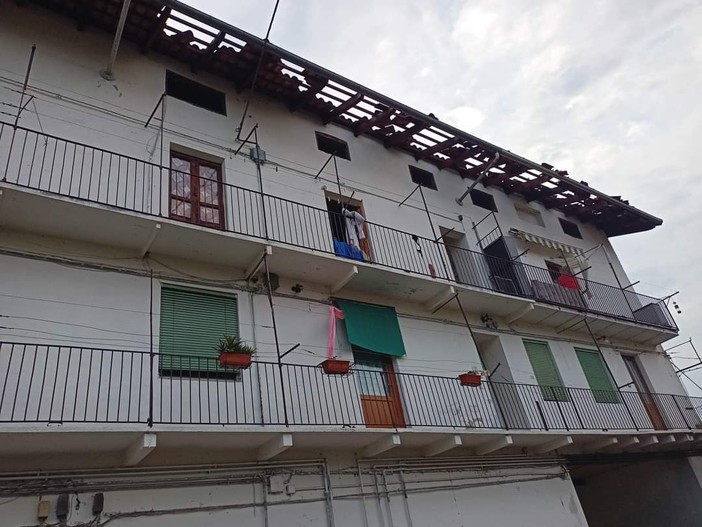 Anche a Candelo tetti divelti dal forte vento