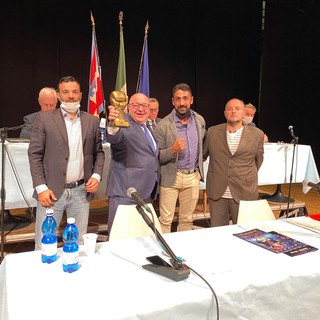 La Boxing club Biella premia con una targa-guantone l'amministrazione Corradino