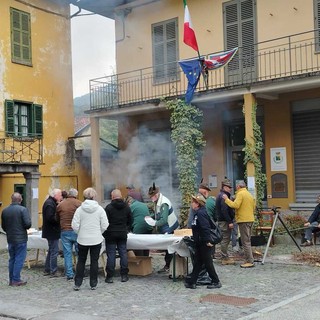 La castagnata degli Alpini scalda Campiglia Cervo e arriva anche sui banchi di scuola FOTO
