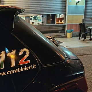 Bar di Roasio nel mirino dei ladri, poi la fuga con l’auto che non si ferma all’alt: investito un Carabiniere