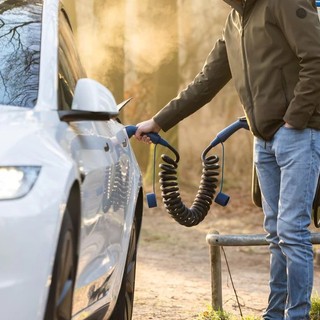 Cavi e stazioni di ricarica per auto elettriche