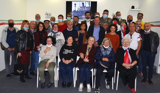 Nell’immagine, partecipanti alla presentazione del libro a Torino; rappresentanza di Su Nuraghe con “Sassarini” biellesi