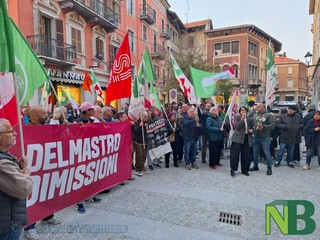 Biella, manifestazione in piazza Santa Marta dopo le dimissioni di Delmastro FOTO Nicola Rasolo per newsbiella.it