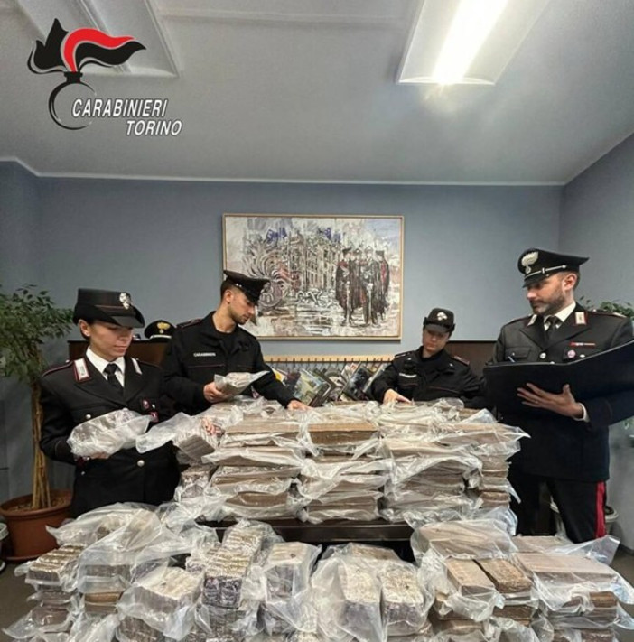Dal Nord Ovest - Fugge per 24 chilometri ma alla fine lo prendono: in auto aveva 425 chili di droga Dal Nord Ovest - Fugge per 24 chilometri ma alla fine lo prendono: in auto aveva 425 chili di droga