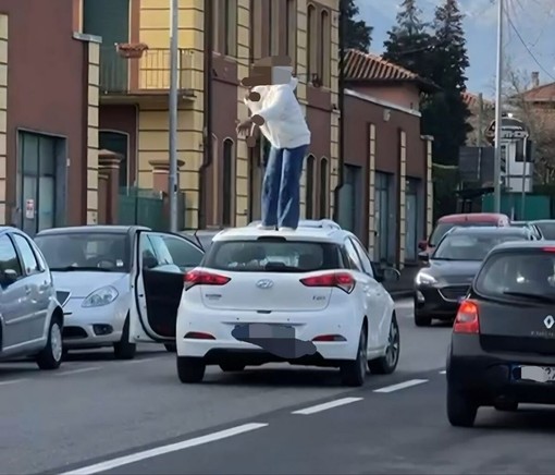 Sale sul tetto dell'auto e si denuda, caos in via Milano a Vigliano Sale sul tetto dell'auto e si denuda, caos in via Milano a Vigliano