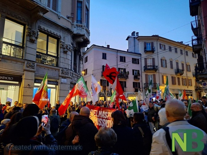 Biella, manifestazione in piazza Santa Marta dopo le dimissioni di Delmastro FOTO e VIDEO Nicola Rasolo per newsbiella.it