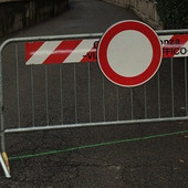 Biella, cade un frammento di pietra da una colonna in piazza Vittorio Veneto Biella, cade un frammento di pietra da una colonna in piazza Vittorio Veneto