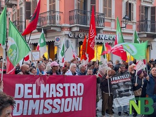 Biella, manifestazione in piazza Santa Marta dopo le dimissioni di Delmastro FOTO Nicola Rasolo per newsbiella.it