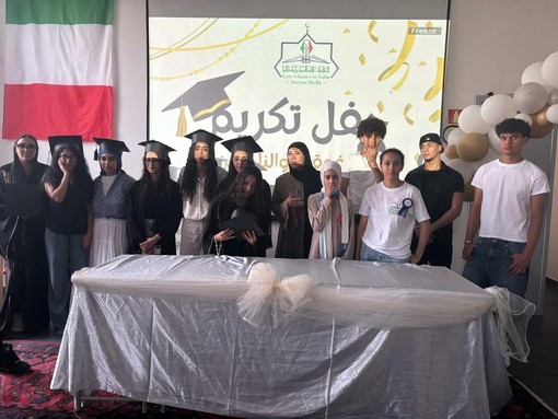 L'Ente islamico di Vigliano premia i diplomati e rende omaggio all'eccellenza di Maryam Nahhal L'Ente islamico di Vigliano premia i diplomati e rende omaggio all'eccellenza di Maryam Nahhal