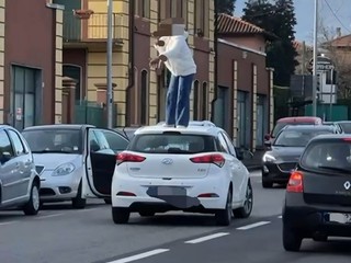 Sale sul tetto dell'auto e si denuda, caos in via Milano a Vigliano Sale sul tetto dell'auto e si denuda, caos in via Milano a Vigliano