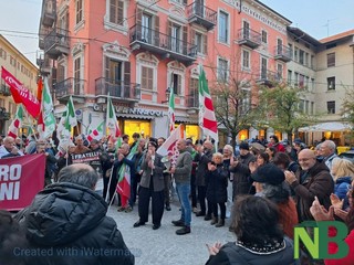 Biella, manifestazione in piazza Santa Marta dopo le dimissioni di Delmastro FOTO Nicola Rasolo per newsbiella.it