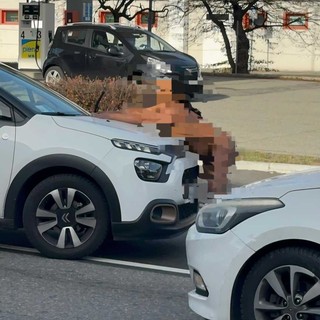 Sale sul tetto dell'auto e si denuda, caos in via Milano a Vigliano